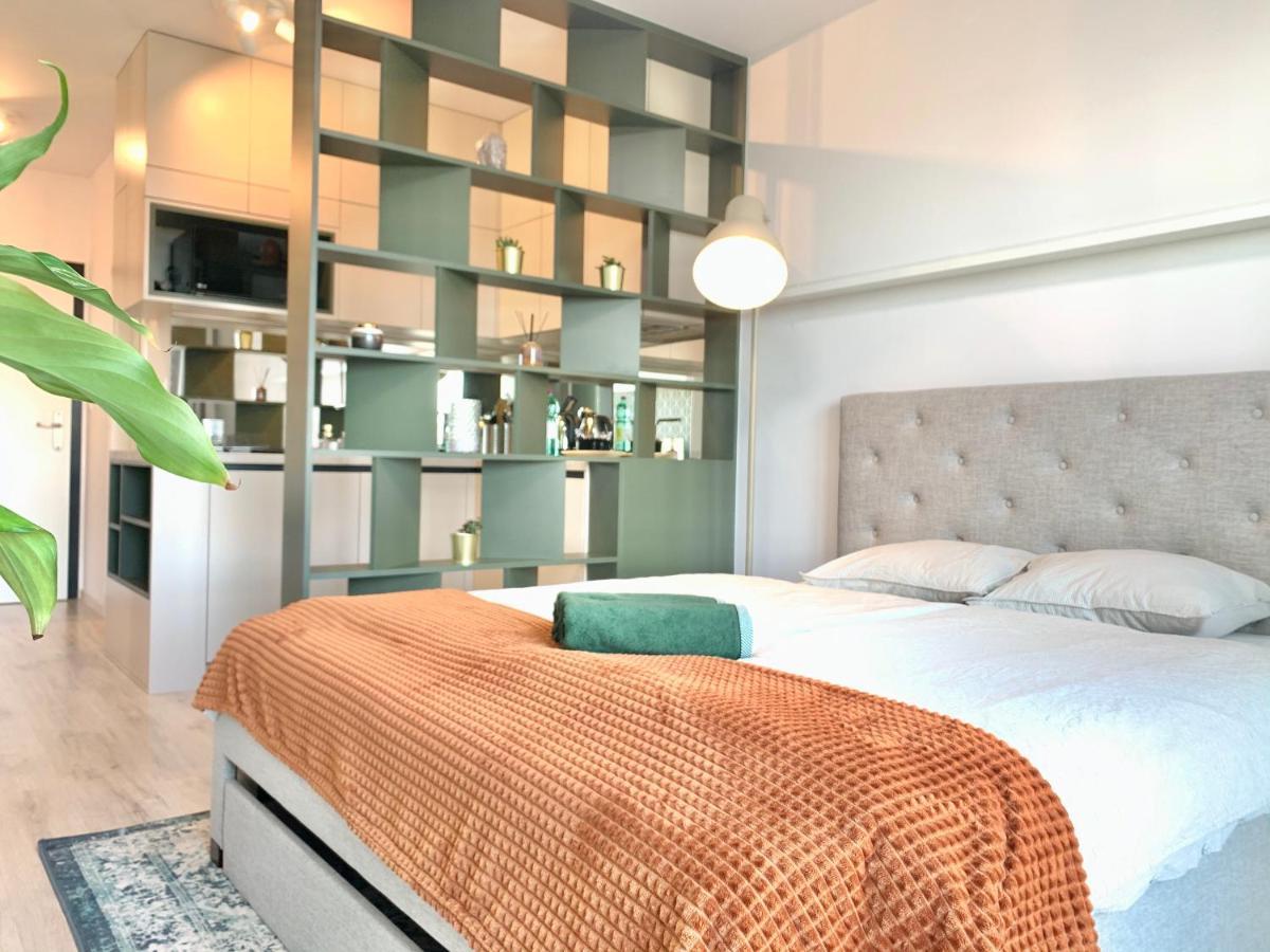 Luxury, Bright Studio With Parking And Balcony In Bratislava Center Buitenkant foto