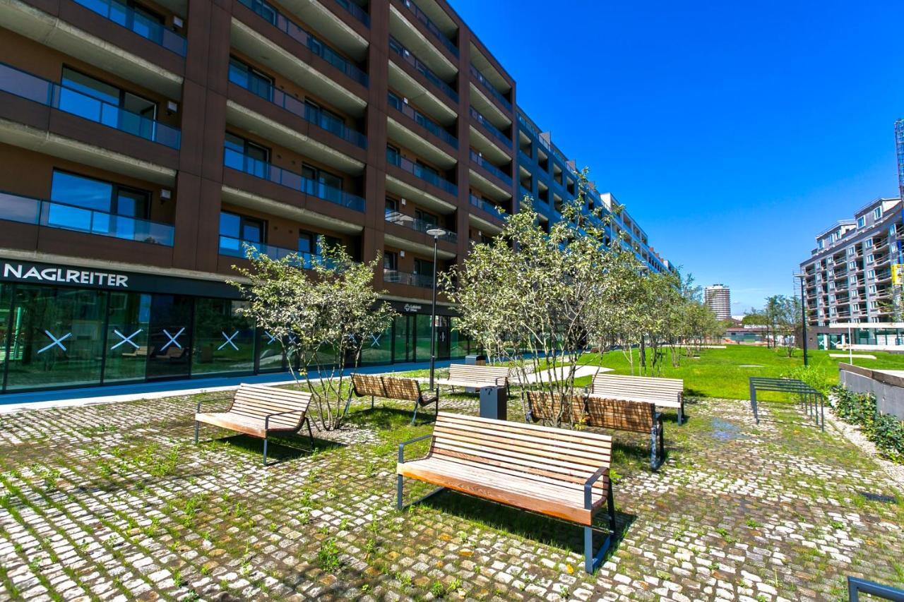 Luxury, Bright Studio With Parking And Balcony In Bratislava Center Buitenkant foto