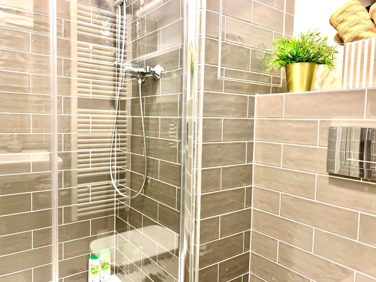 Luxury, Bright Studio With Parking And Balcony In Bratislava Center Buitenkant foto