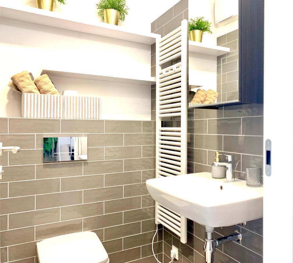 Luxury, Bright Studio With Parking And Balcony In Bratislava Center Buitenkant foto