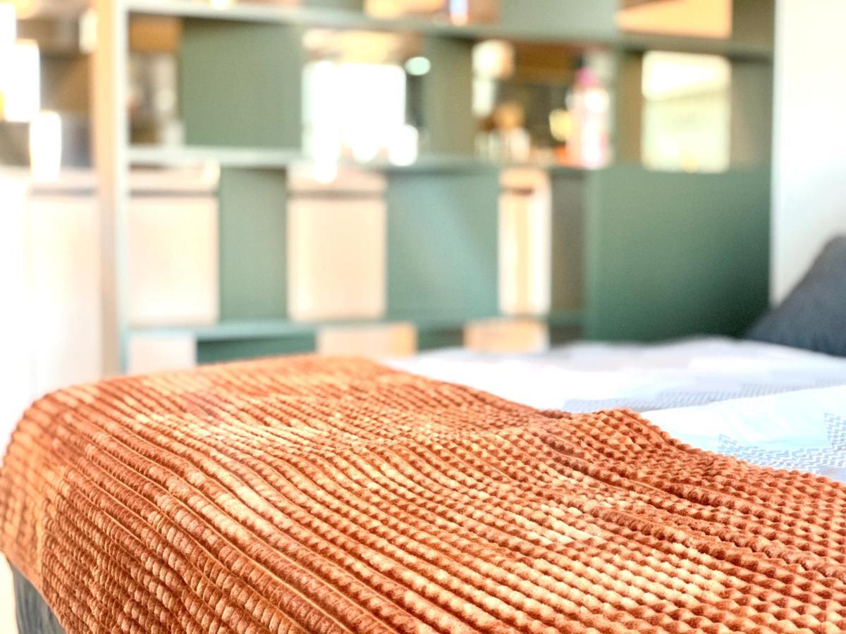 Luxury, Bright Studio With Parking And Balcony In Bratislava Center Buitenkant foto